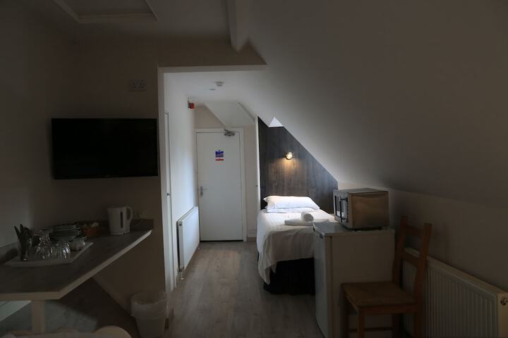 Room 28 of 49