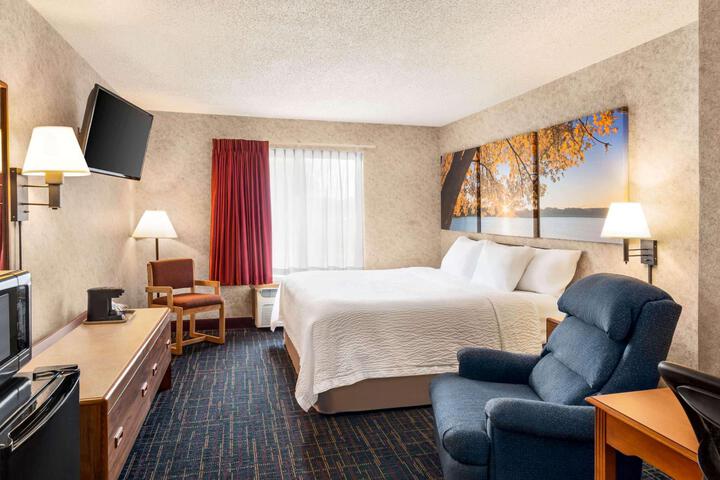 1 Queen Bed Accessible Room (17 of 22)
