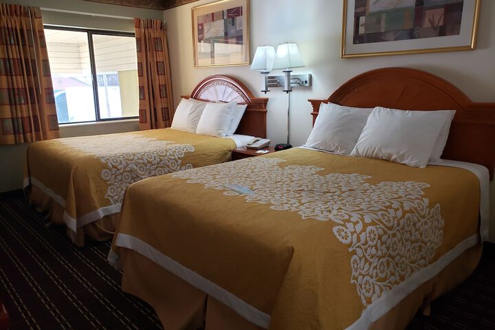 1 Queen Bed No Elevator (17 of 33)