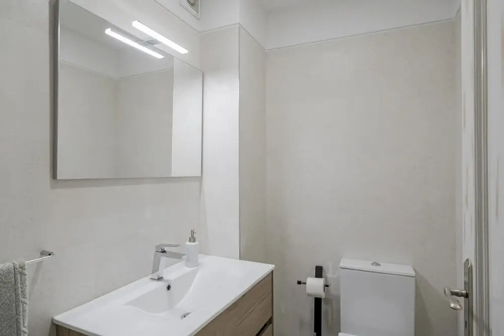 Room 8 of 12
