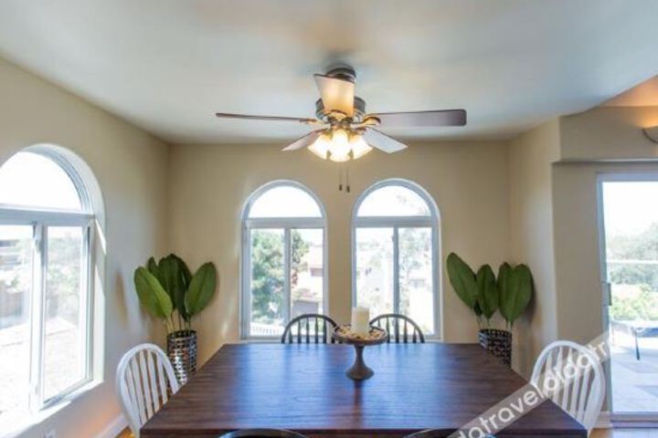 Dining or Meeting Rooms