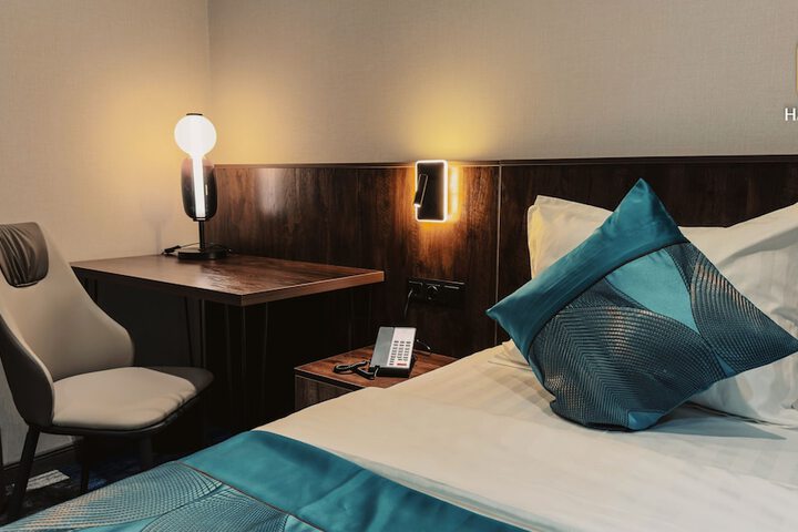 Room 7 of 32