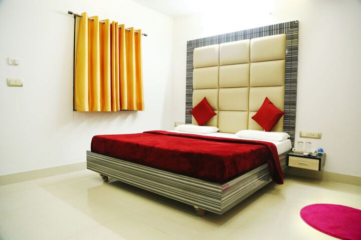 Room 2 of 16