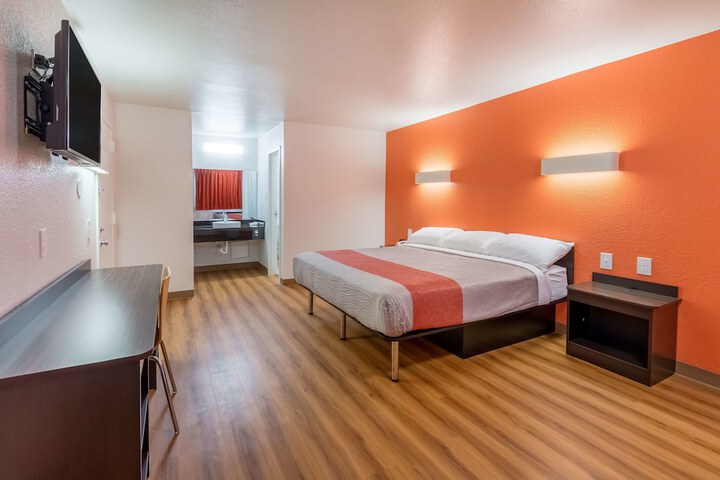 1 King Bed (2 of 10)