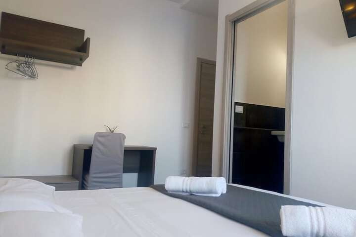 Room 5 of 12