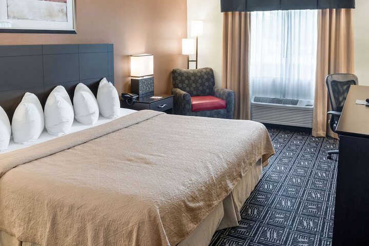 1 King Bed (3 of 7)