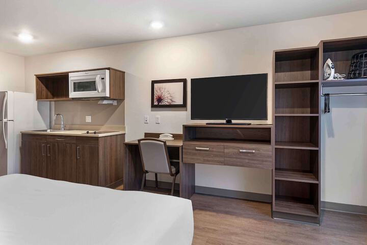 Studio Queen Bed (9 of 9)