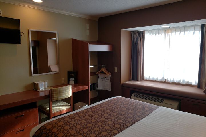 1 Queen Bed (4 of 34)