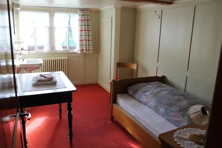 Room 2 of 10