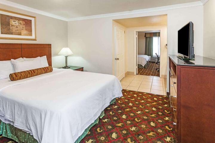 1 King Bed (16 of 18)