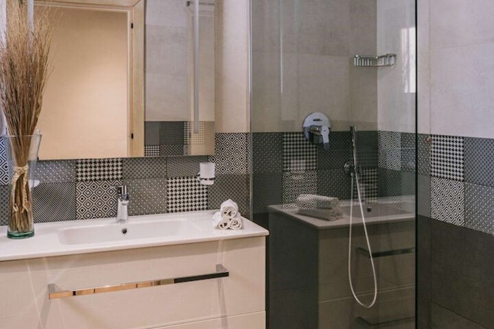 Room 6 of 25