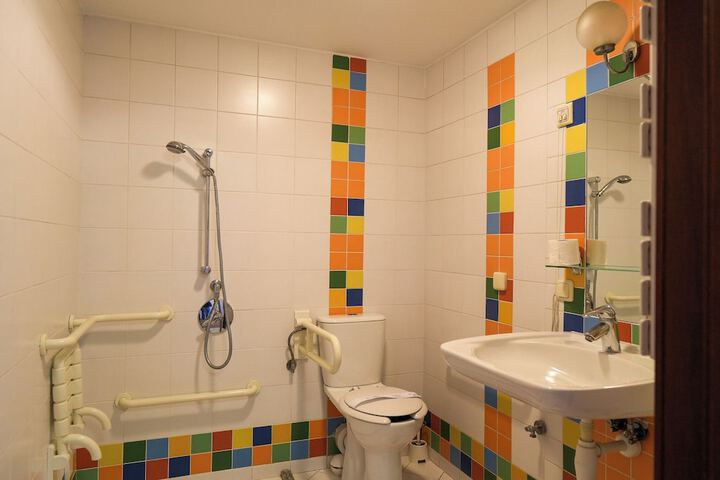 Room 40 of 77