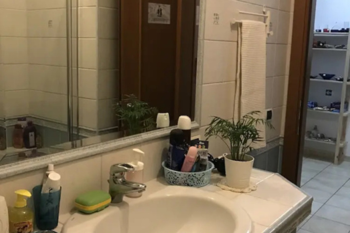 Room 9 of 12