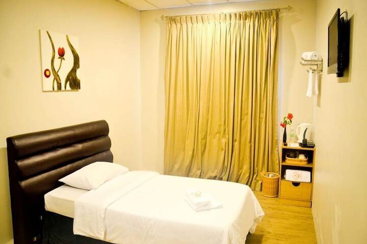 Room 5 of 12