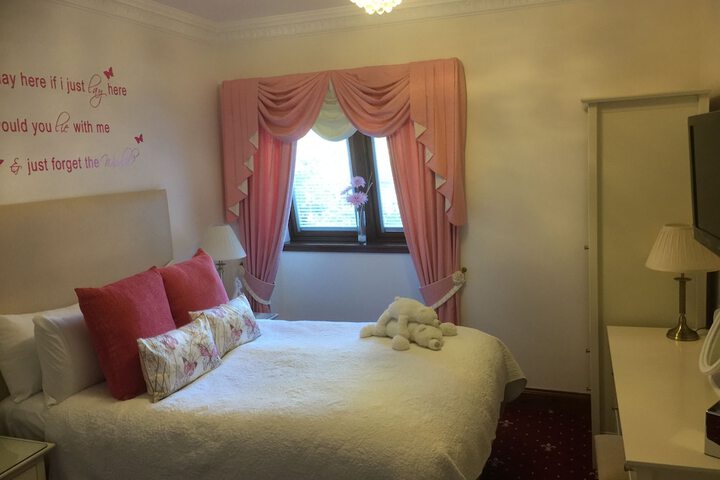 Room 5 of 76