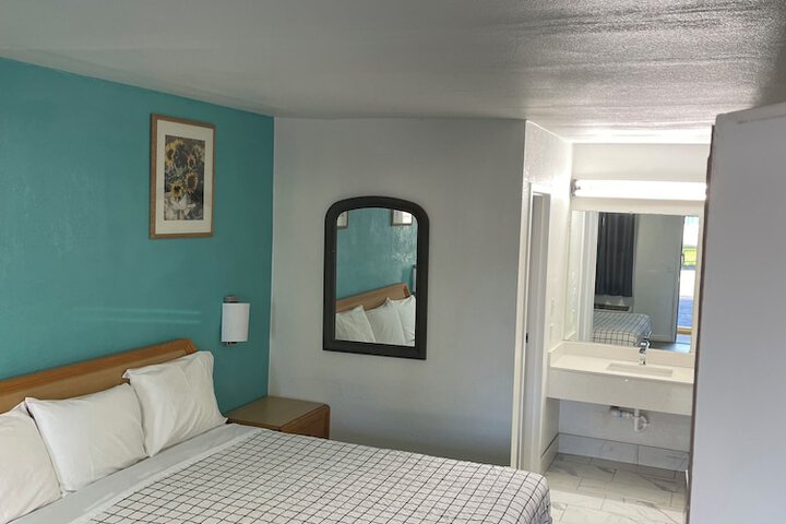 1 King Bed (4 of 6)
