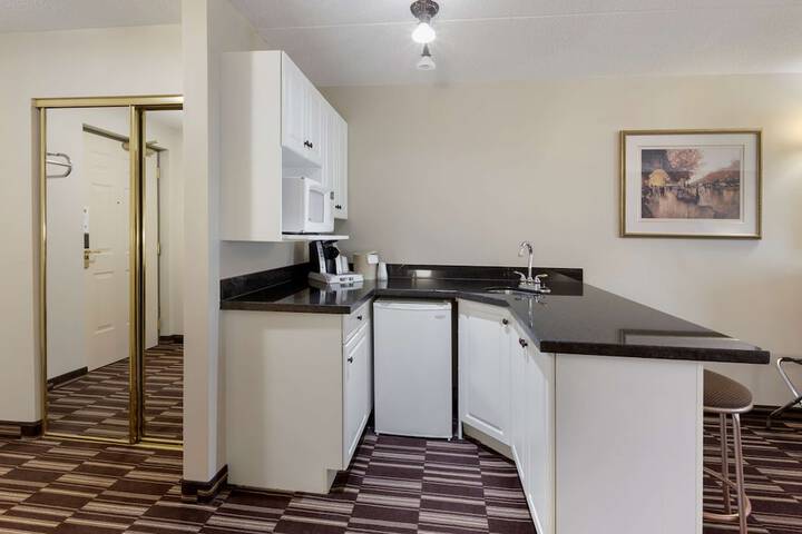 Room 10 of 28