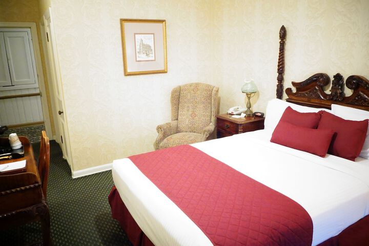 1 Queen Bed (8 of 11)