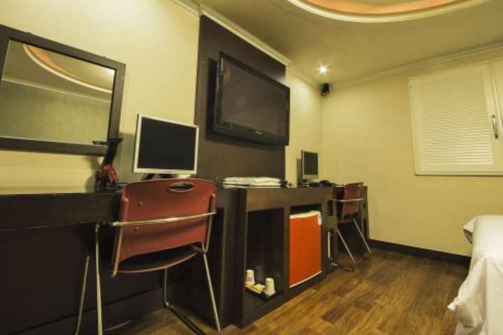 Room 9 of 30