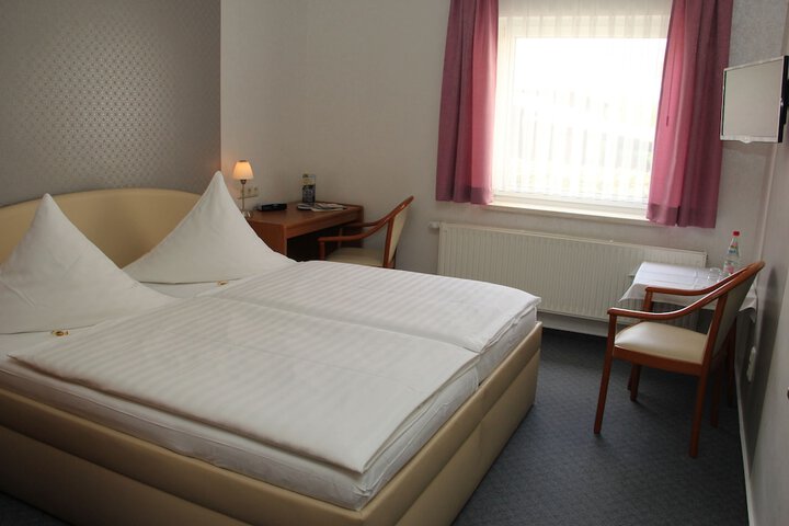 Room 5 of 12