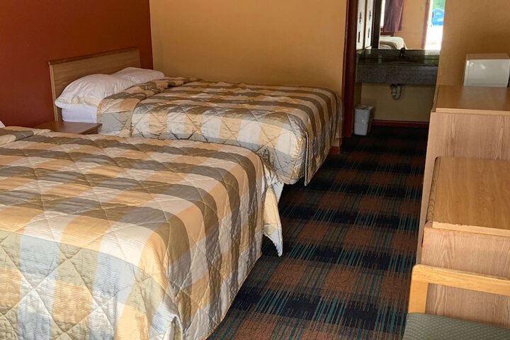2 Queen Beds (6 of 13)