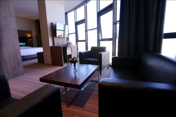 Room 13 of 34
