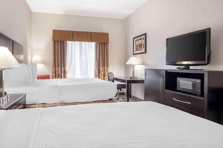 1 Queen Bed Microwave, Refrigerator High Speed Internet Accessible Full Breakfast (8 of 11)