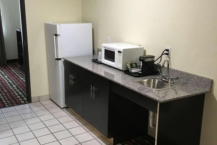 Suite 1 King Bed Sofa Bed Mini Suite Microwave and Refrigerator Full Breakfast (9 of 20)