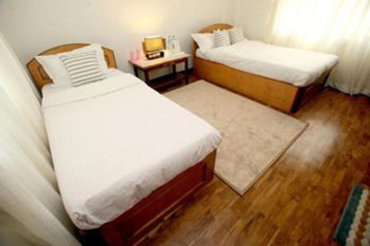 Room 4 of 16