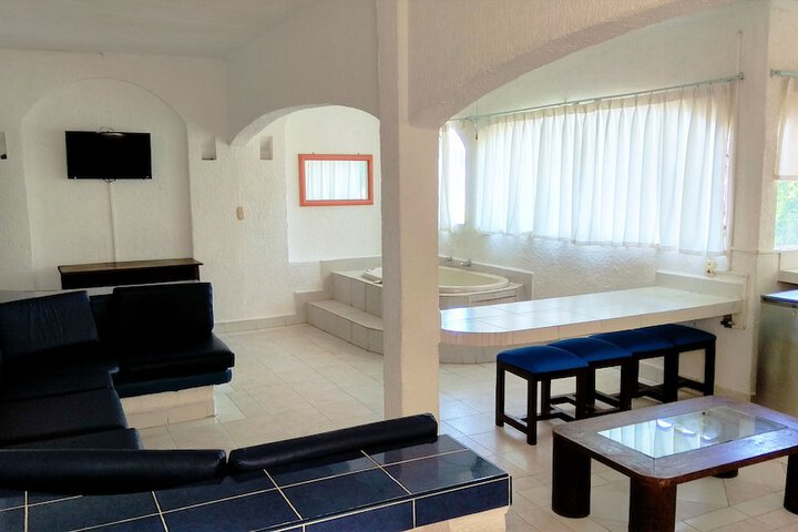 Room 7 of 33