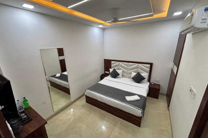 Room 8 of 11