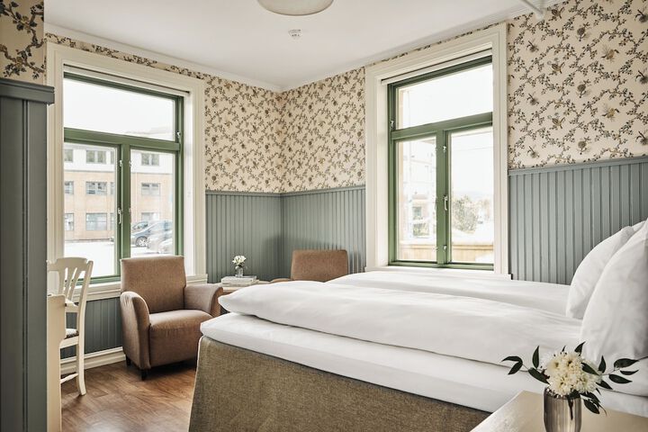 Room 10 of 93