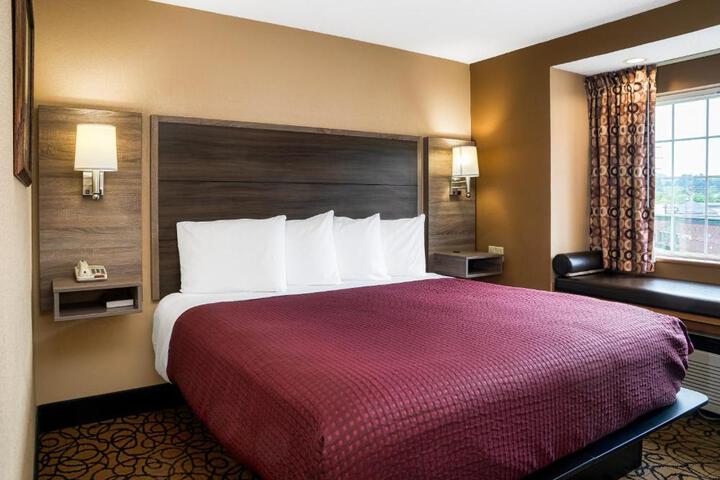 1 King Bed (4 of 7)