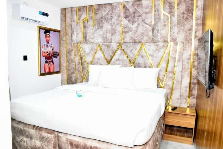 Room 6 of 18
