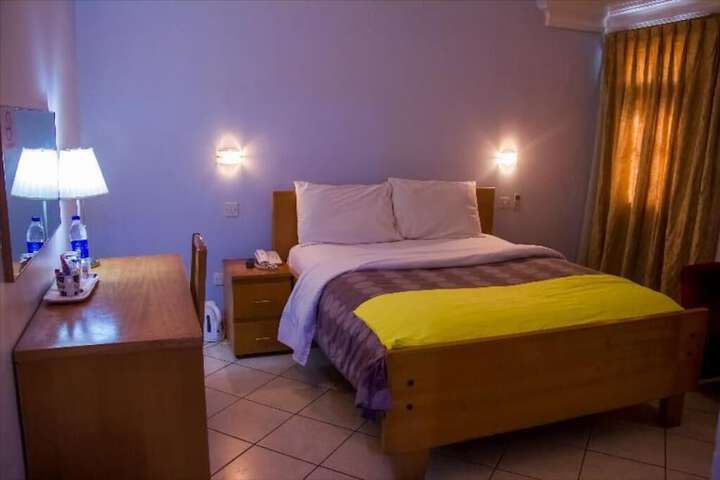 Room 4 of 18