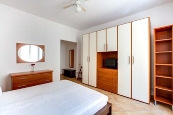 Room 6 of 14