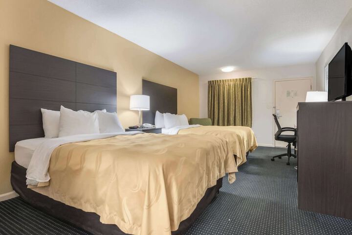 2 Queen Beds (2 of 12)