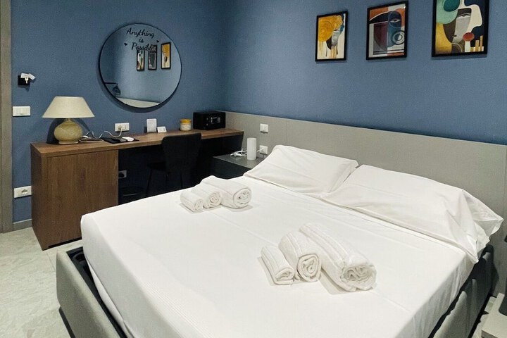 Room 6 of 9