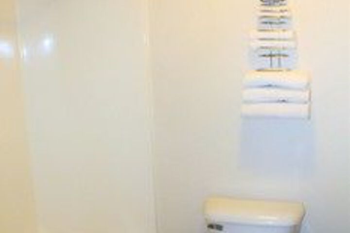 Room 3 of 76