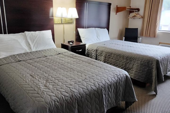 1 King Bed (4 of 7)