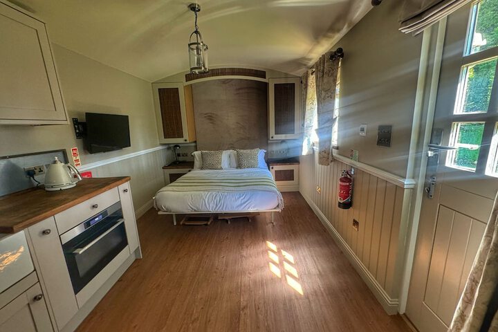 Room 4 of 8