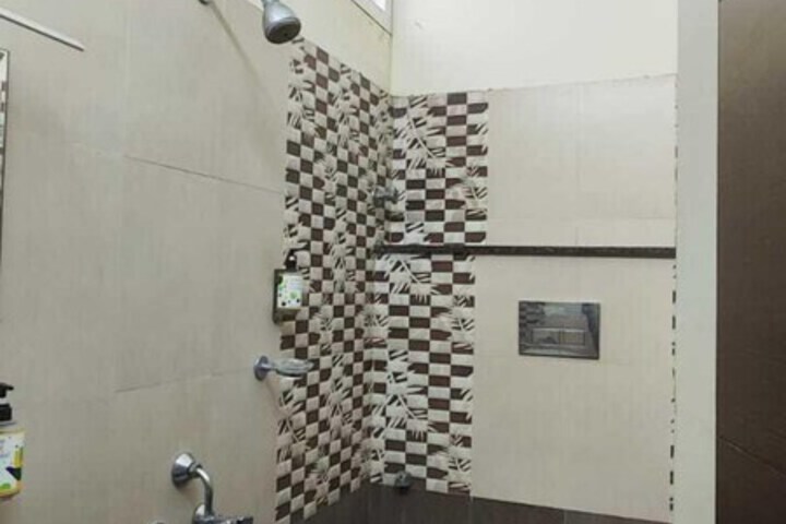 Room 6 of 9