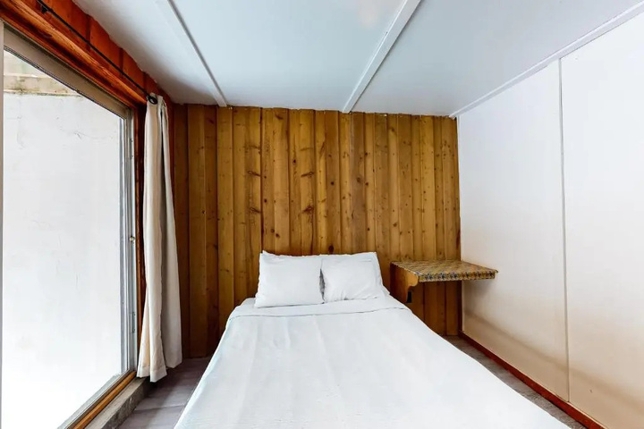 Room 4 of 18