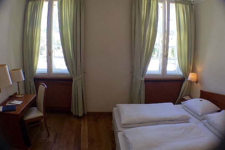 Room 6 of 32
