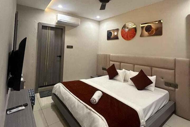 Room 4 of 8