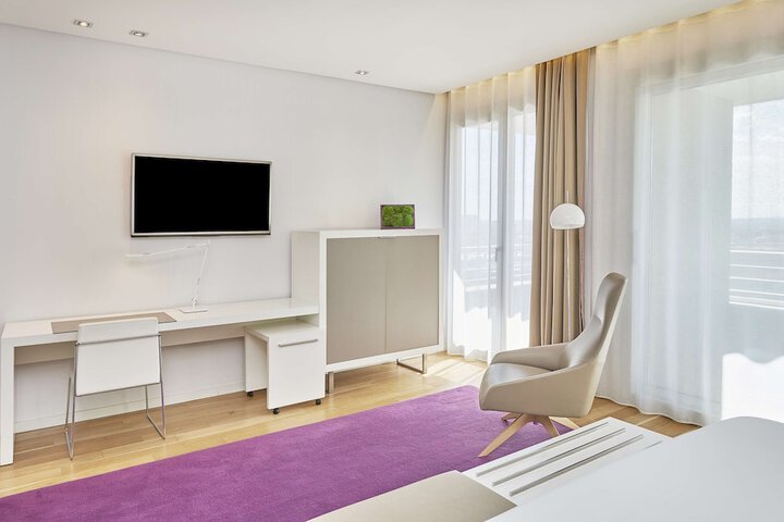Room 12 of 82