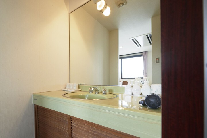 Room 10 of 33