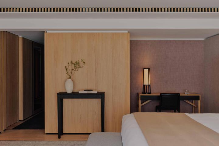 Room 5 of 8