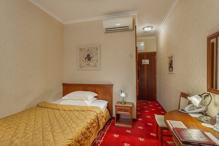 Room 12 of 98