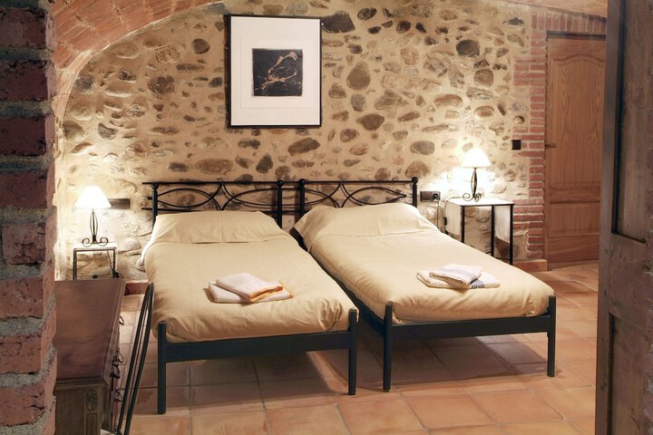 Room 2 of 28